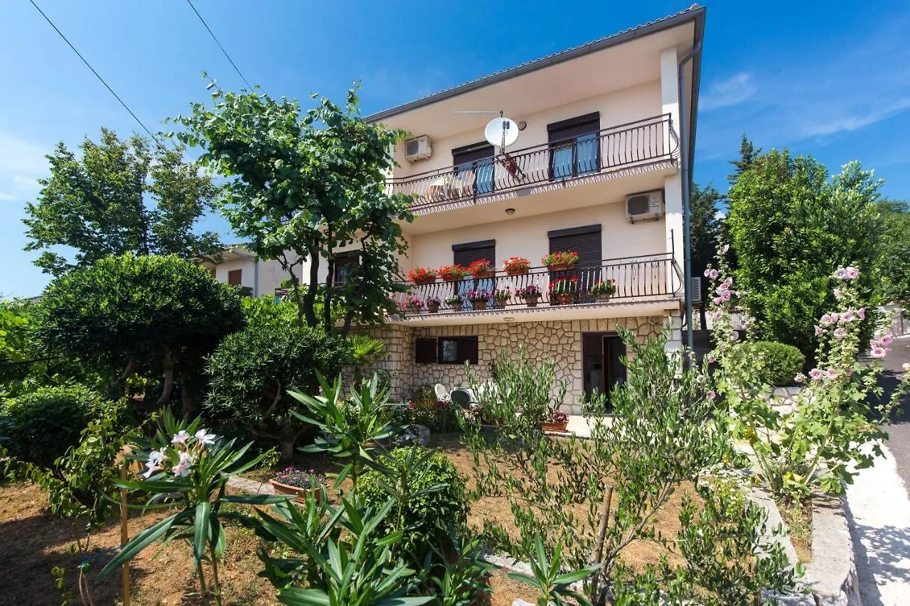 Apartments With A Parking Space Novi Vinodolski - 11702