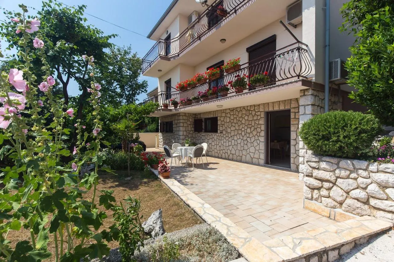 Apartments With A Parking Space Novi Vinodolski - 11702