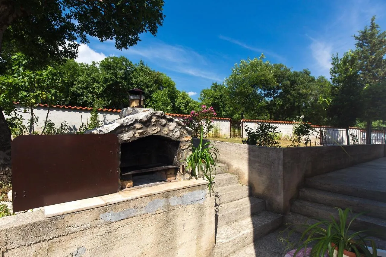 Apartments With A Parking Space Novi Vinodolski - 11702