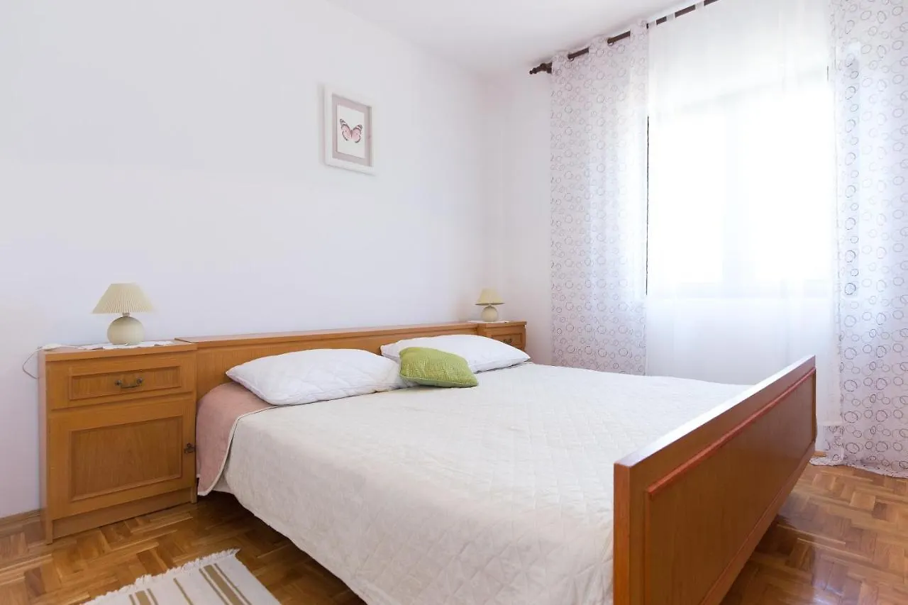 Apartments With A Parking Space Novi Vinodolski - 11702
