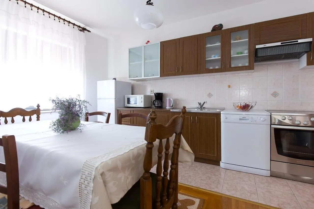 Apartments With A Parking Space Novi Vinodolski - 11702