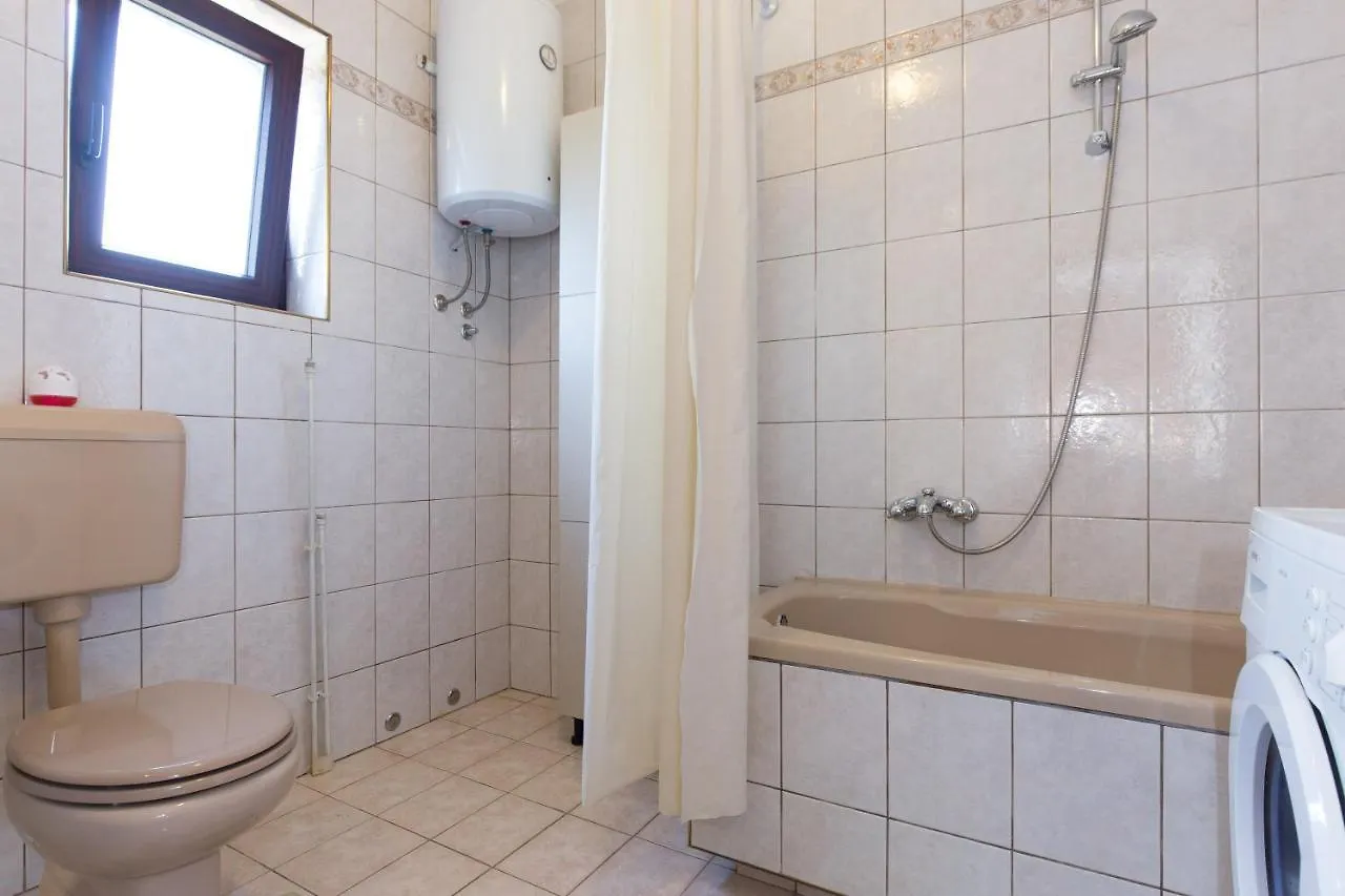 Apartments With A Parking Space Novi Vinodolski - 11702