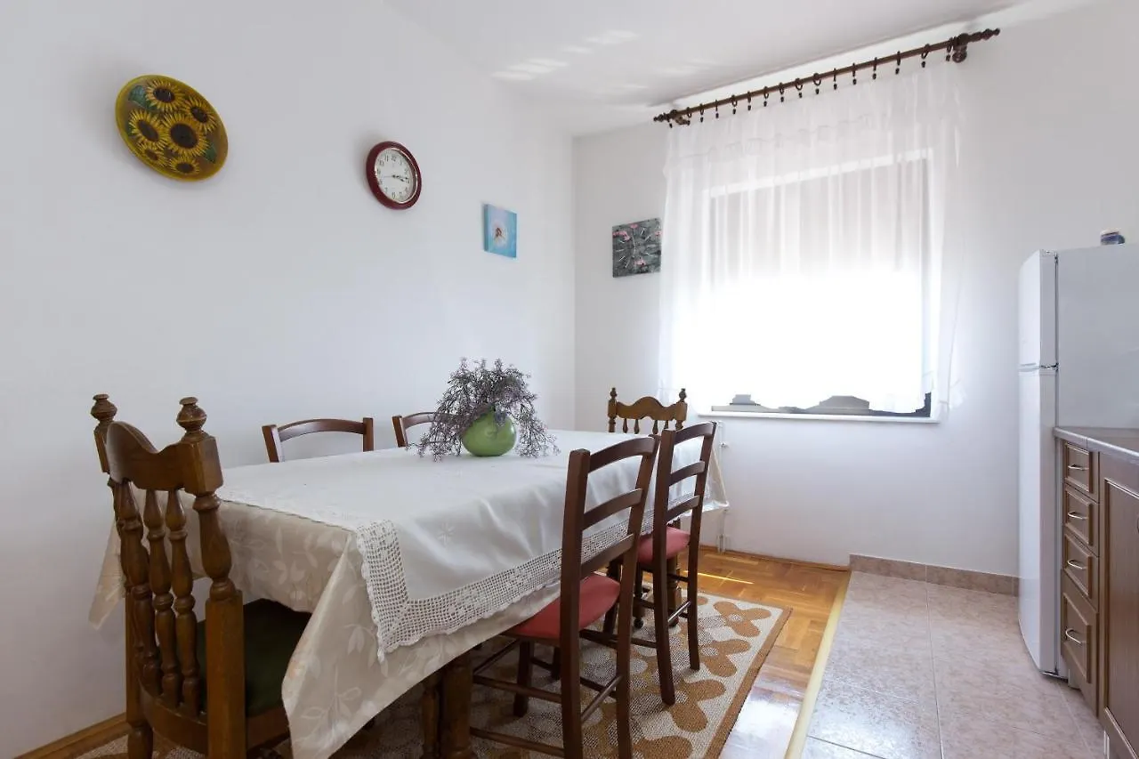 Apartments With A Parking Space Novi Vinodolski - 11702