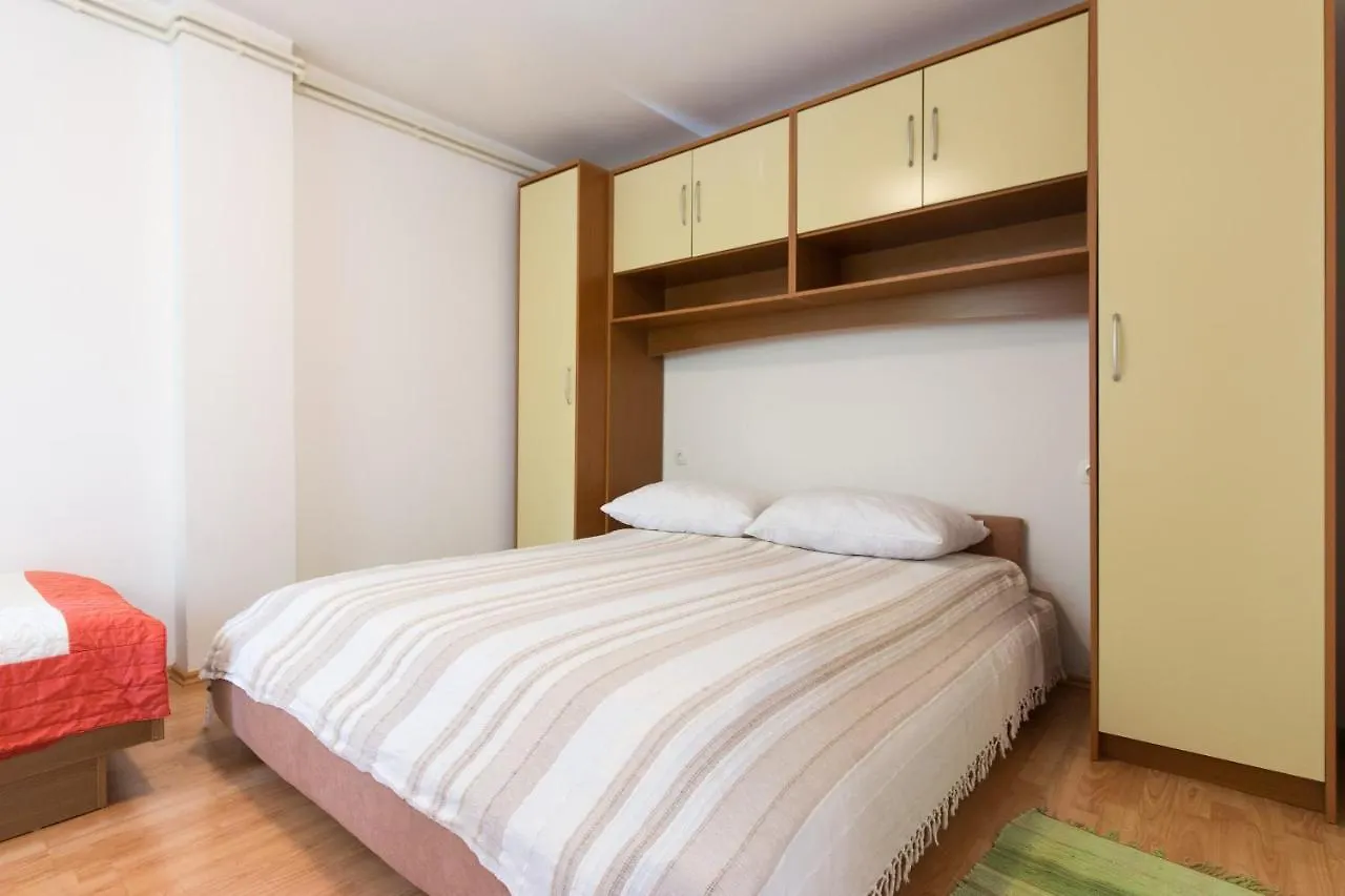 Apartments With A Parking Space Novi Vinodolski - 11702