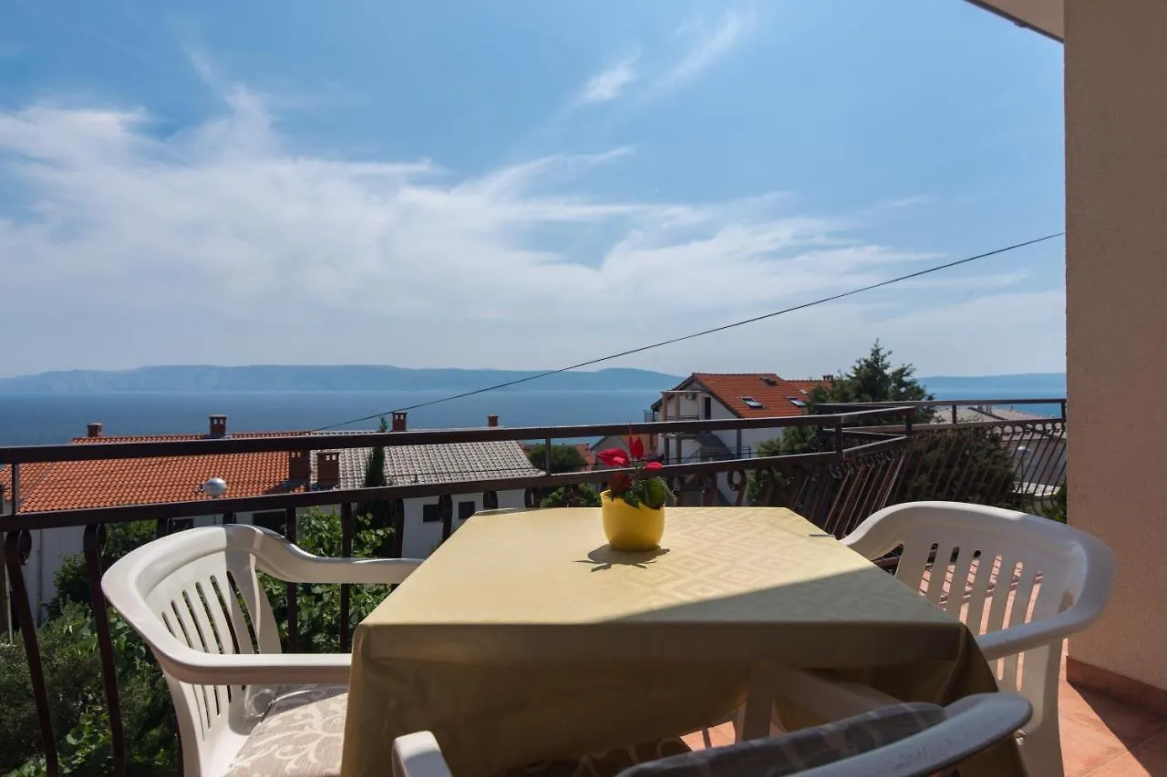 Apartments With A Parking Space Novi Vinodolski - 11702