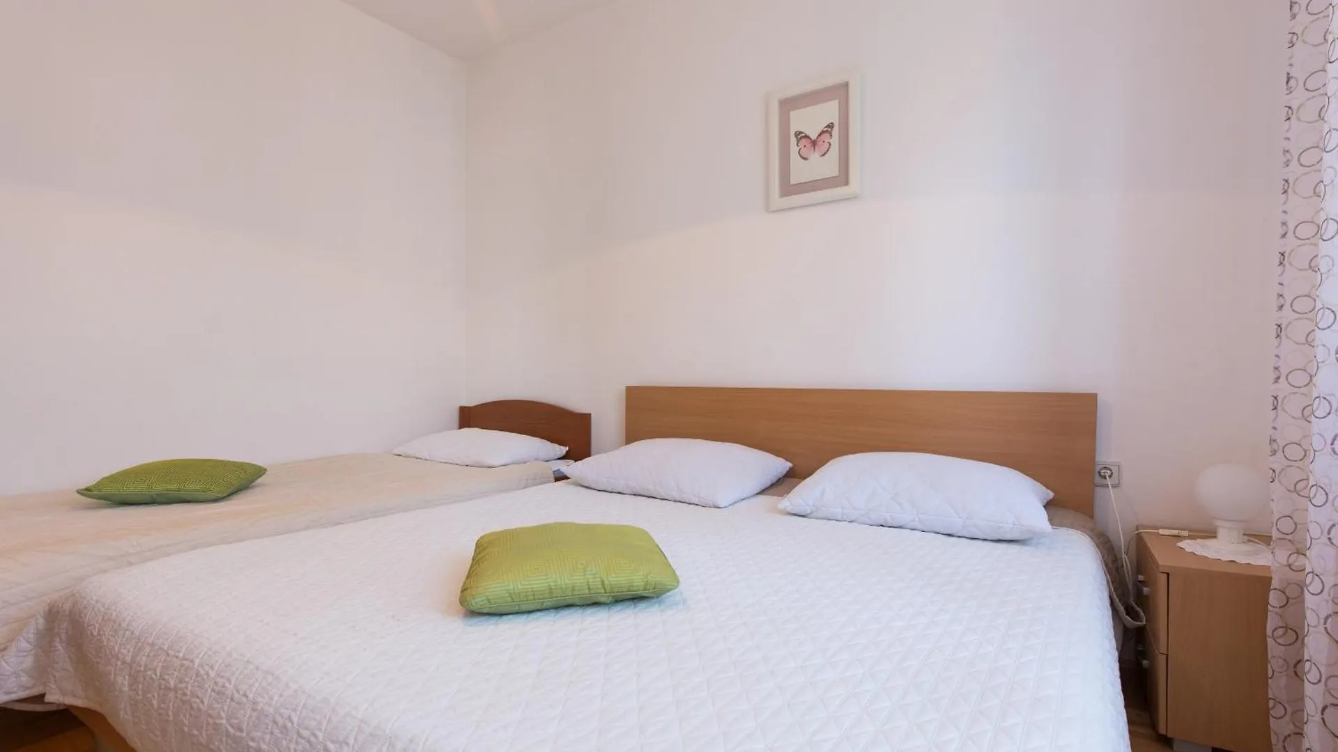 Apartments With A Parking Space Novi Vinodolski - 11702