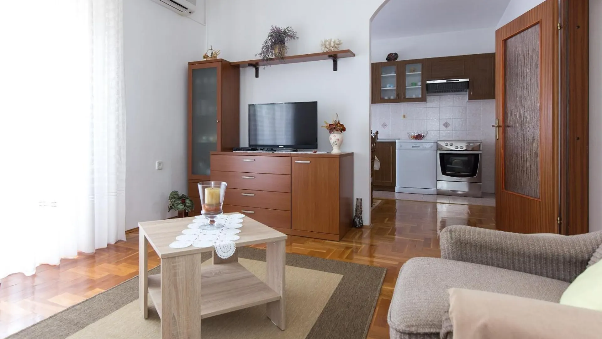 Apartments With A Parking Space Novi Vinodolski - 11702