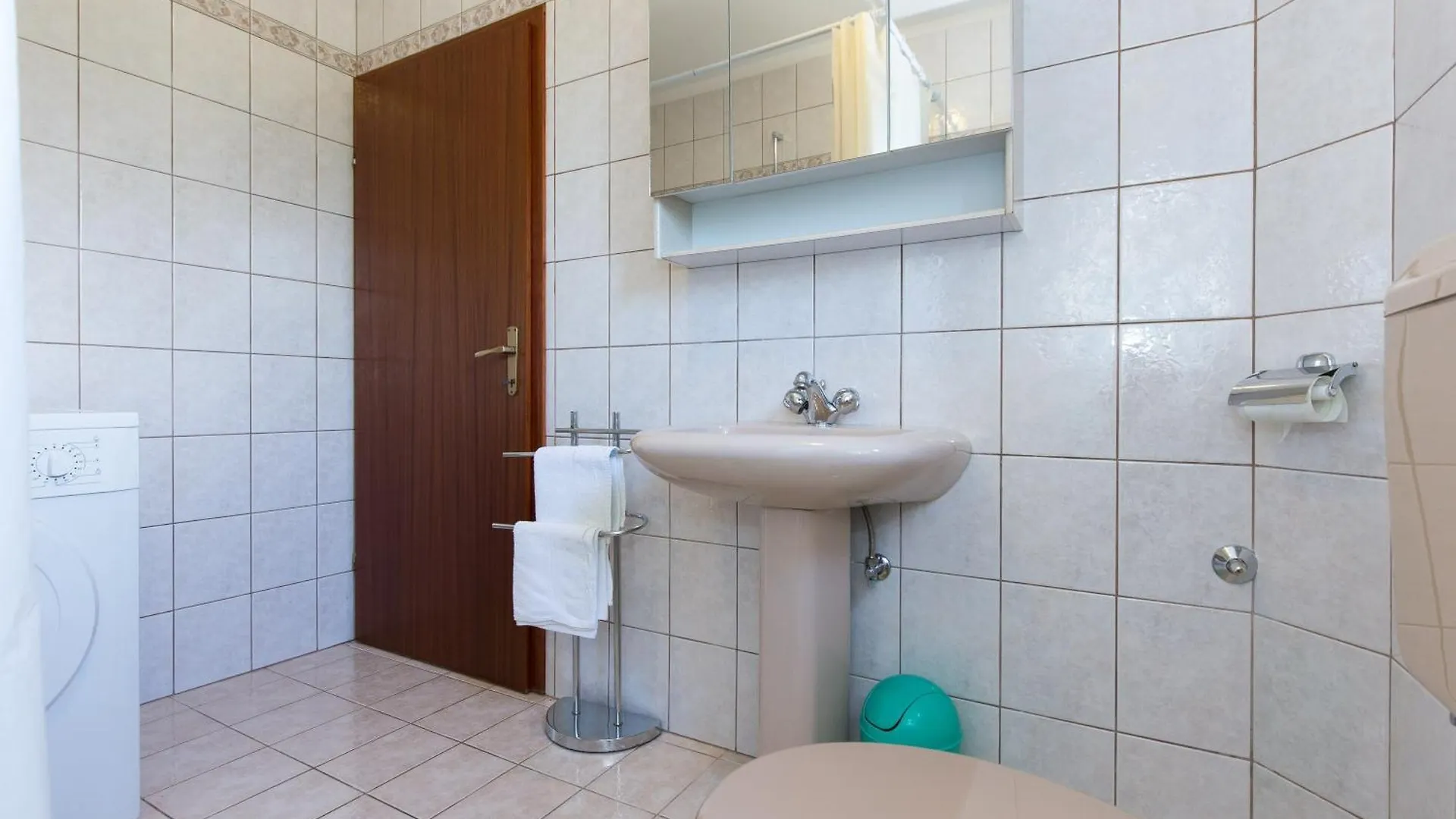Apartments With A Parking Space Novi Vinodolski - 11702