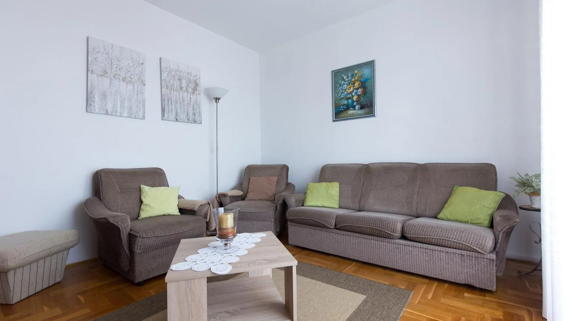 Apartments With A Parking Space Novi Vinodolski - 11702